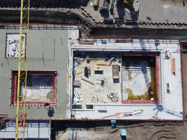 Die Baustelle eines Schwimmbads.